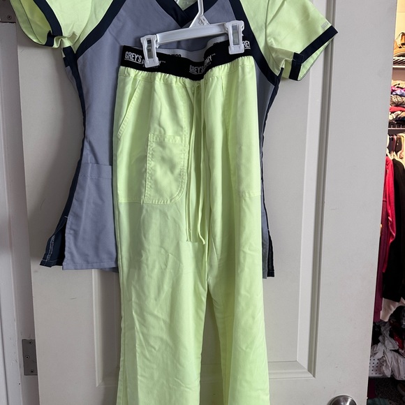 Greys Anatomy scrub set. Xs top. Small bottoms. - Picture 2 of 2